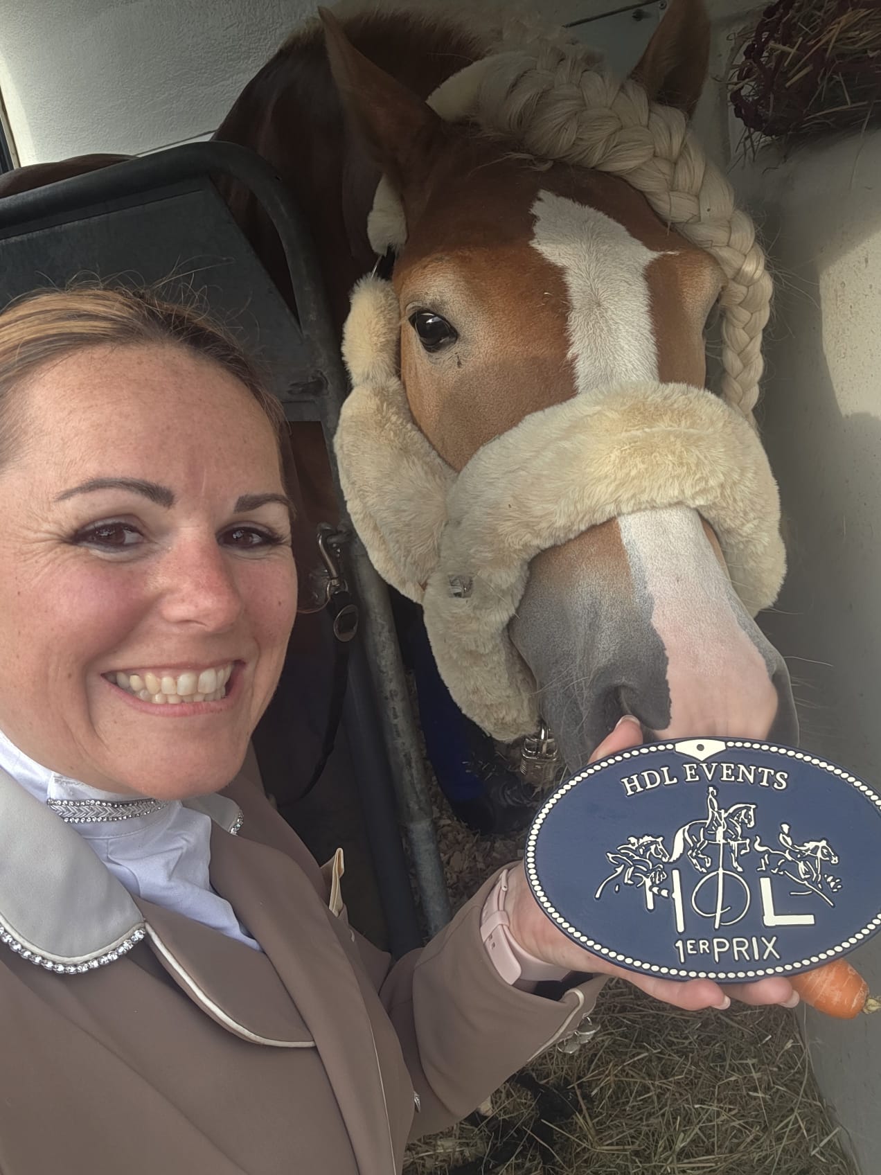 Récompense obtenue par Santa Cruz lors d'un concours de dressage avec une première place.