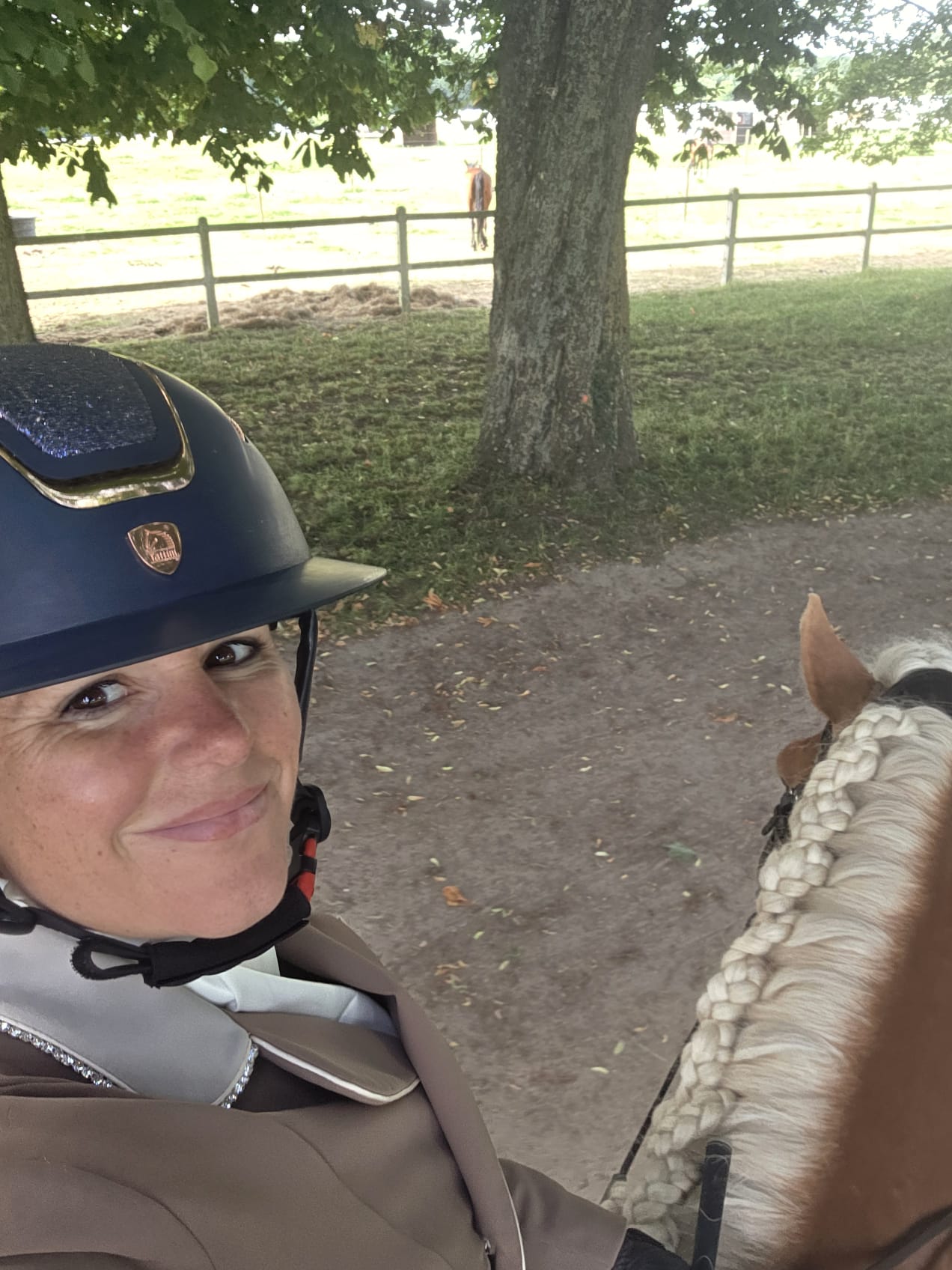 Morgane et Santa Cruz avant le départ en concours de dressage à Jardy.